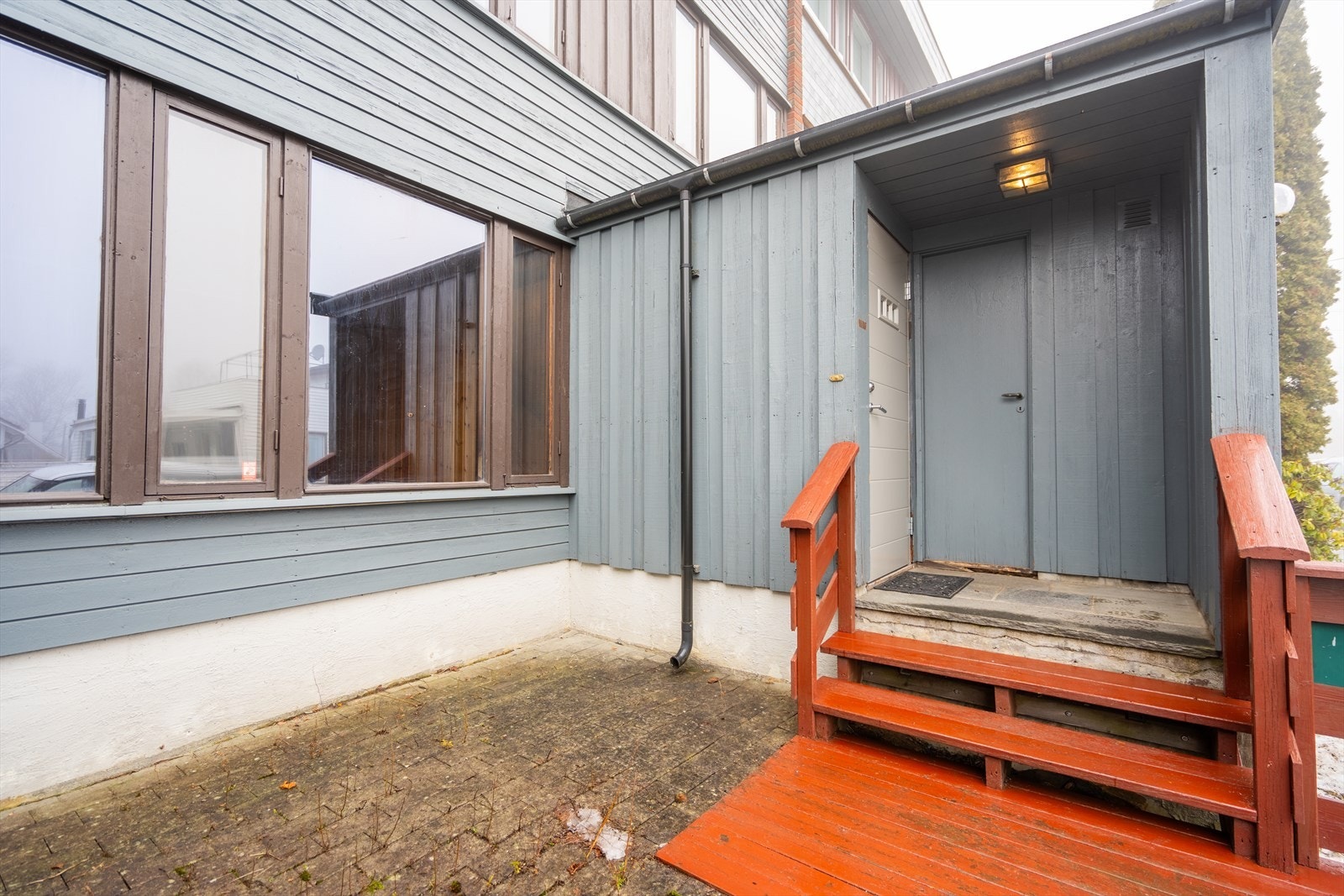 Overbygget inngangsparti med tilgang til utvendig bod med gode oppbevaringsmuligheter. Galleribilde