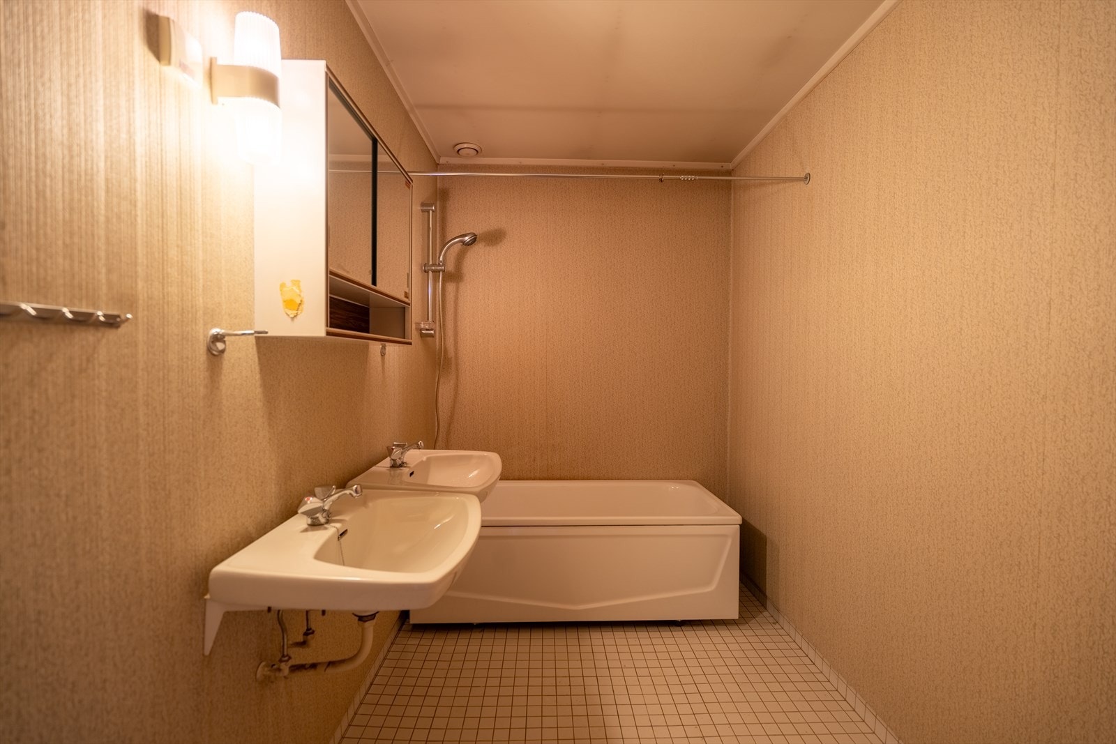 Badet er utstyrt med badekar, dusj og dobbel servant med tilhørende innredning. Galleribilde