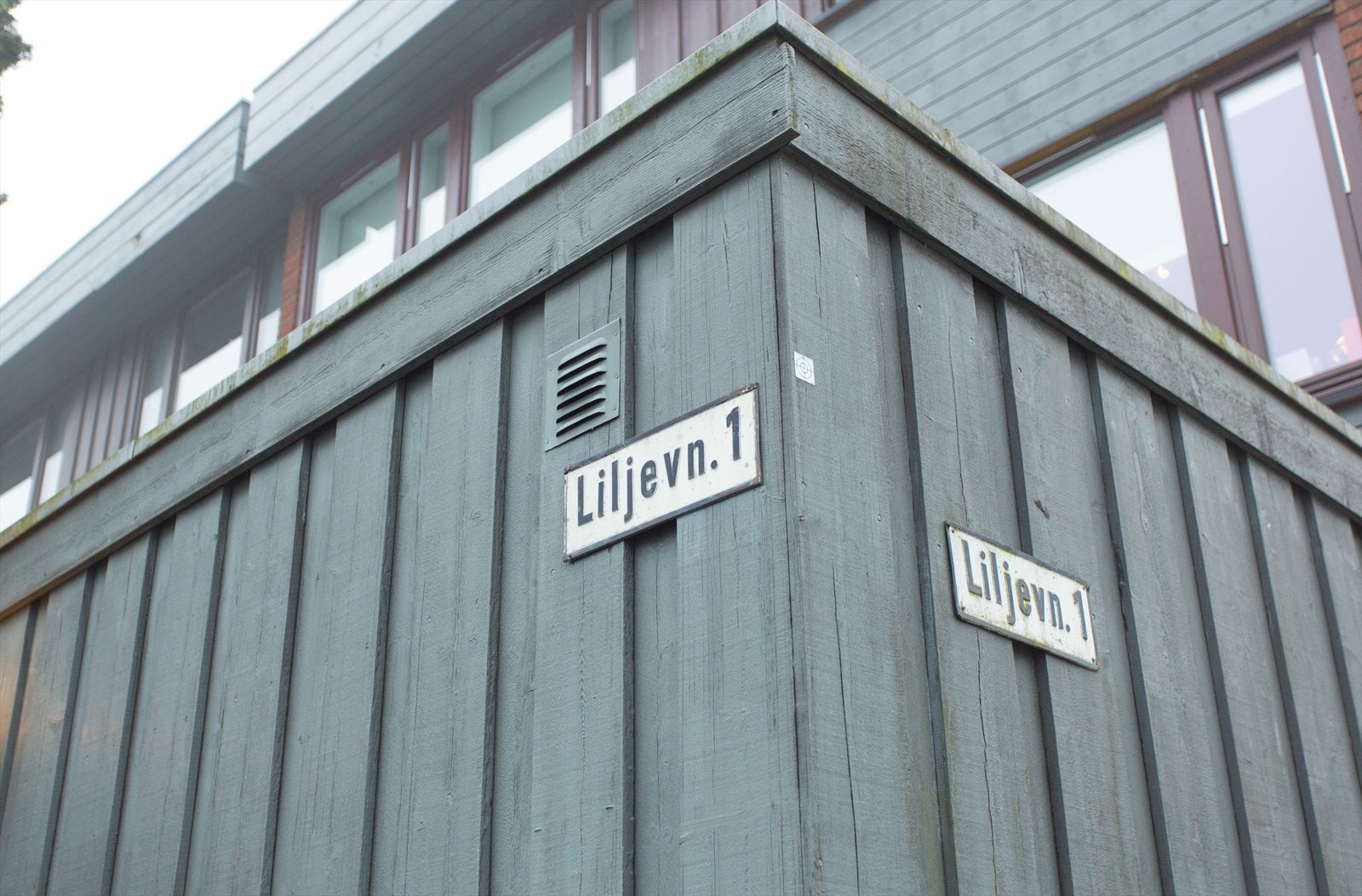 Her får du den unike kombinasjonen av å bo landlig til, med kun noen hundre meter til både Sinsen og Løren, med tilhørende service- og kollektivtilbud. Galleribilde