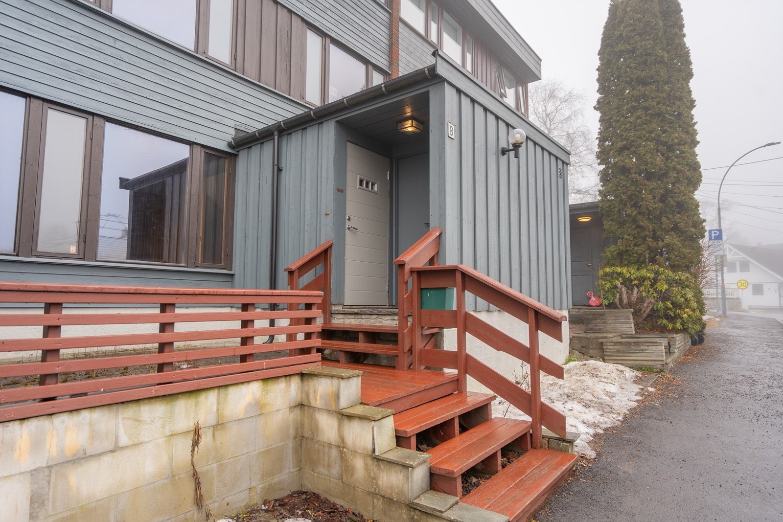 Flere av boligene har bygget terrasse på toppen av inngangspartiet med dør fra kjøkkenet. Galleribilde