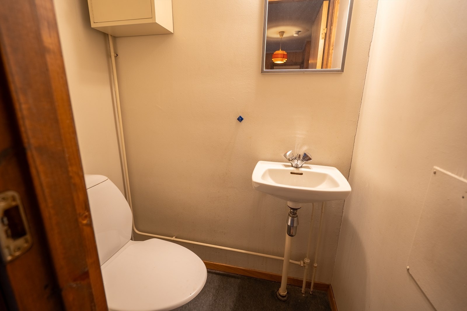 Separat toalettrom med servant og gulvstående klosett. Galleribilde