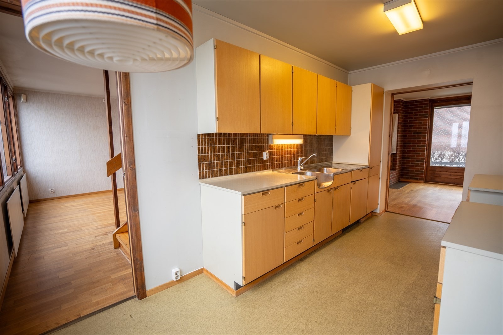 Både kjøkken og stue har godt med naturlig lysinnslipp fra store vinduer. Galleribilde