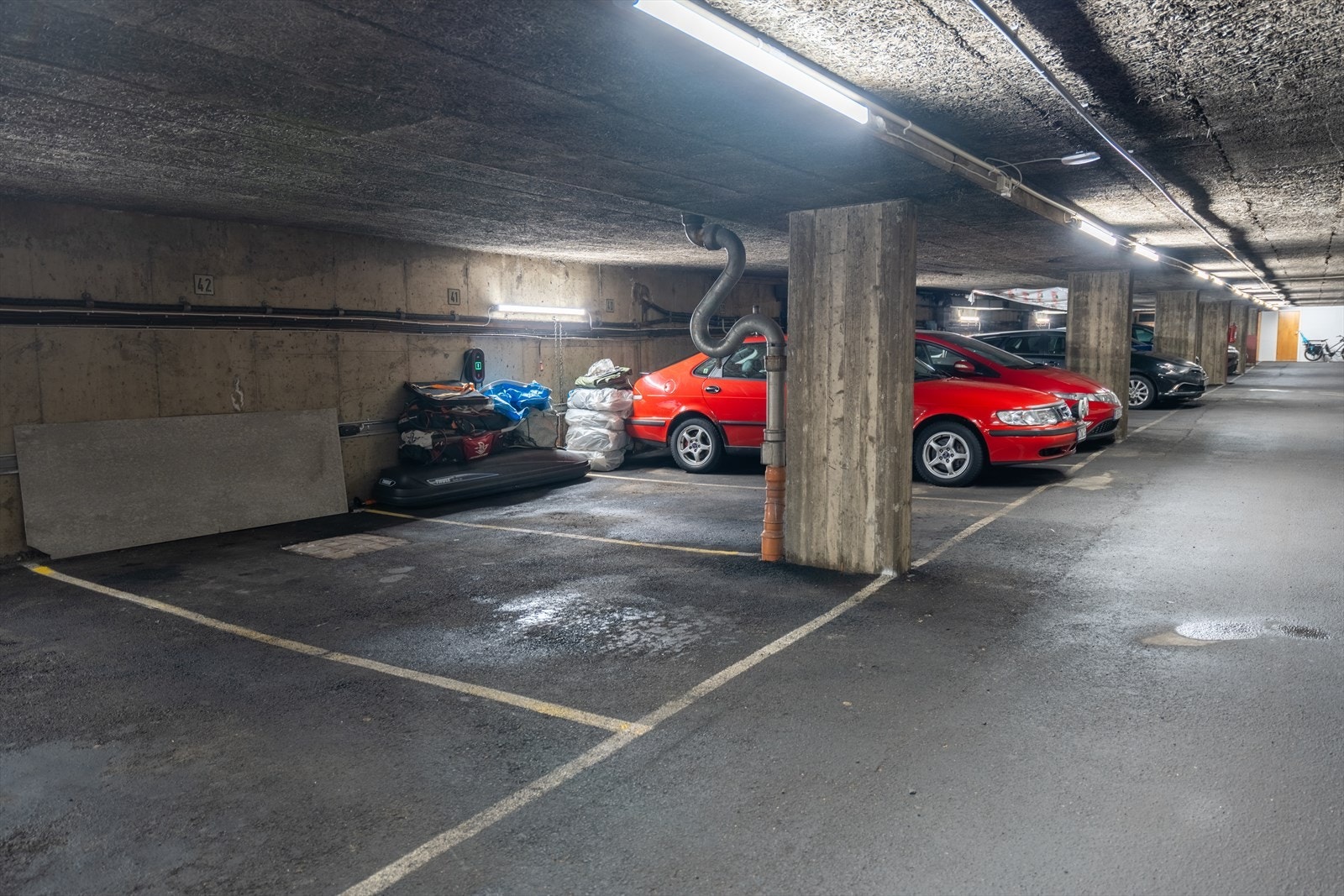 Det medfølger garasjeplass i felles garasjeanlegg. Denne har nr 42. Det er klargjort for å installere elbil-lader om man ønsker det. Galleribilde