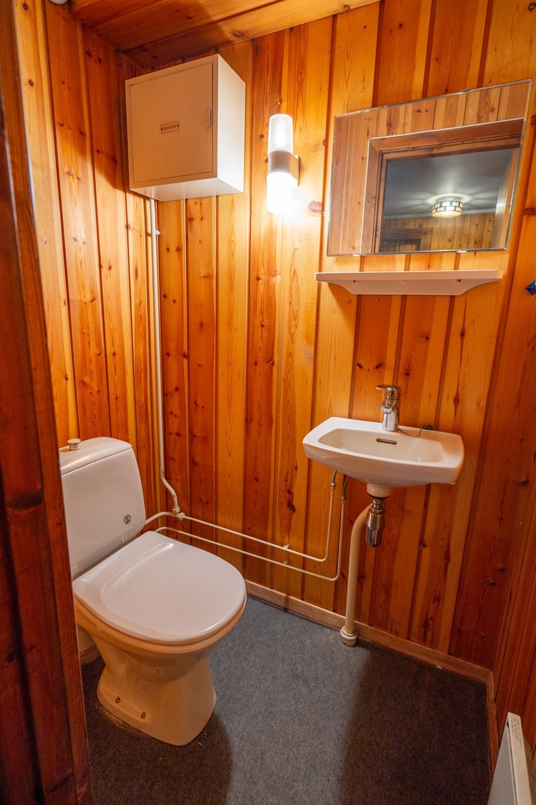 Toalettrommet er utstyrt med gulvstående klosett og servant. Galleribilde