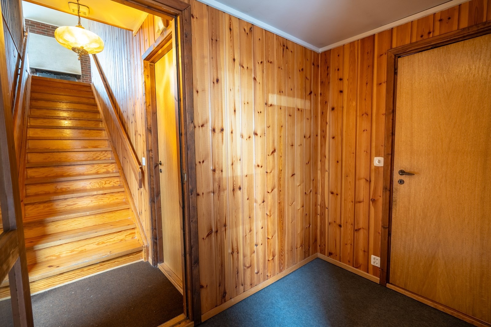 Kjelleretasjen inneholder entré, kjellerstue, vaskerom med innvendig bod samt separat toalett. Galleribilde