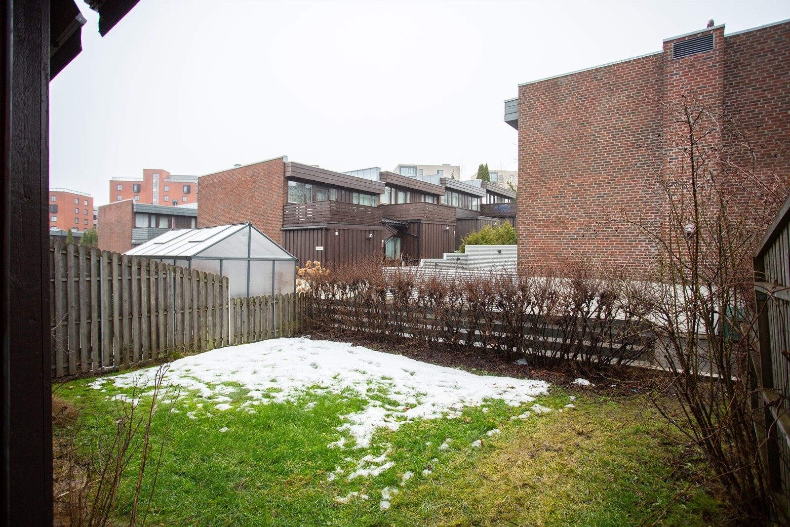 Direkte utgang fra stue til privat sør-vest vendt hage. Kort vei videre til felles lekeplass på enden av rekka. Galleribilde