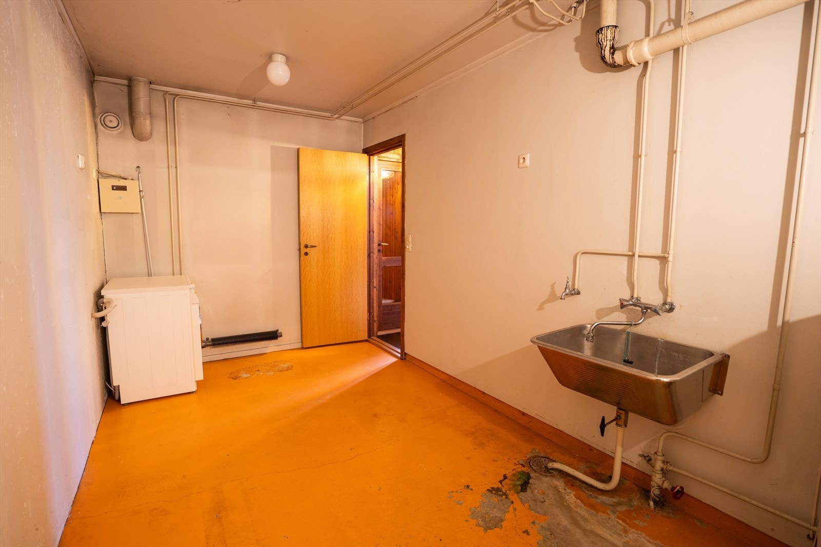 Vaskerommet er innredet med opplegg for vaskemaskin samt utslagsvask. Galleribilde