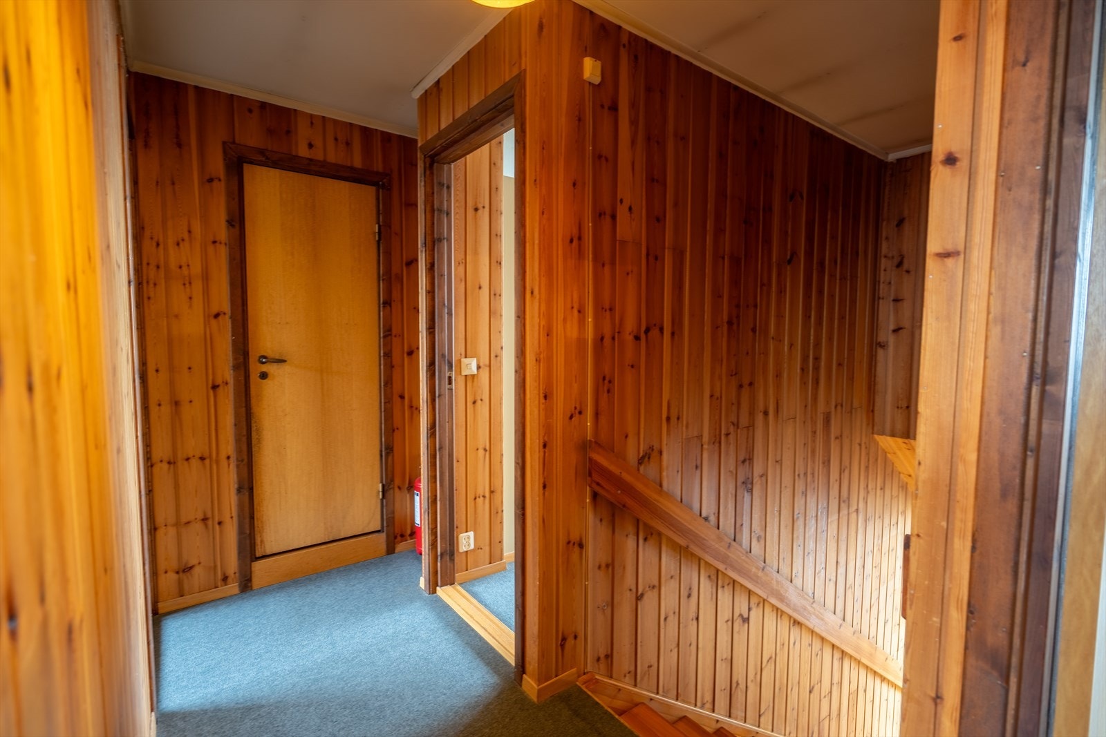 2. etasjen utgjør boligens private sone og inneholder mellomgang, fire soverom, baderom samt separat toalett. Galleribilde