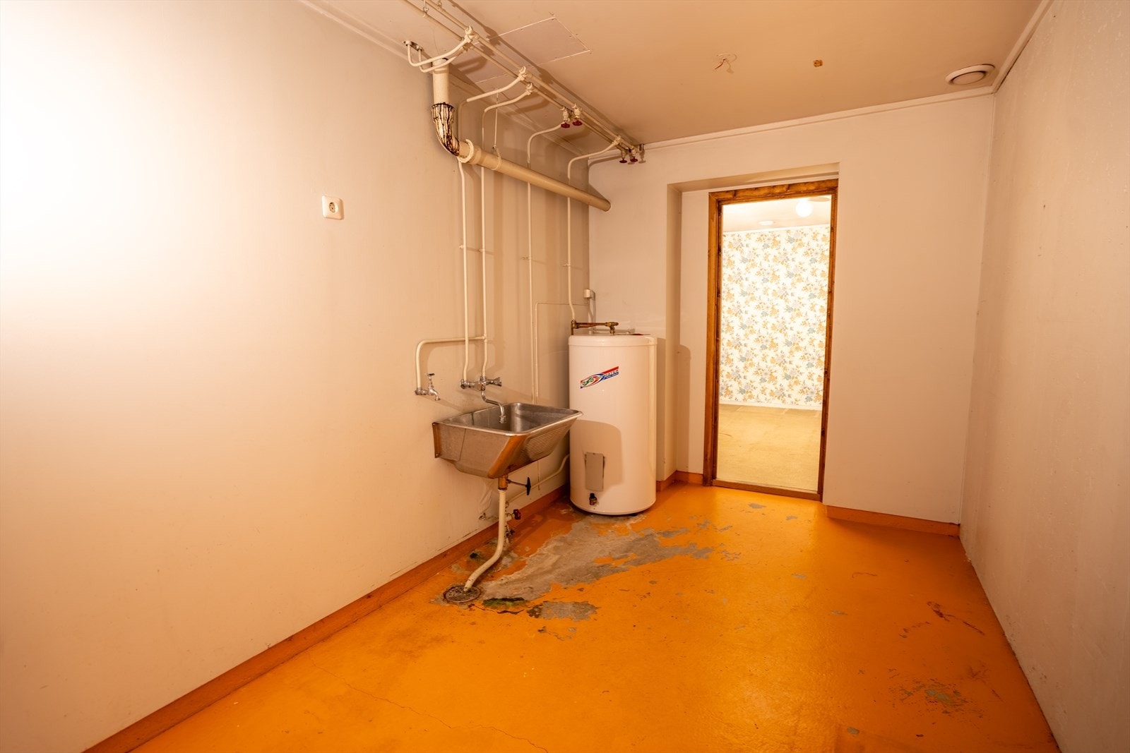 Rommet har god plass til håndtering av klesvask og øvrige praktiske gjøremål i hverdagen. Galleribilde