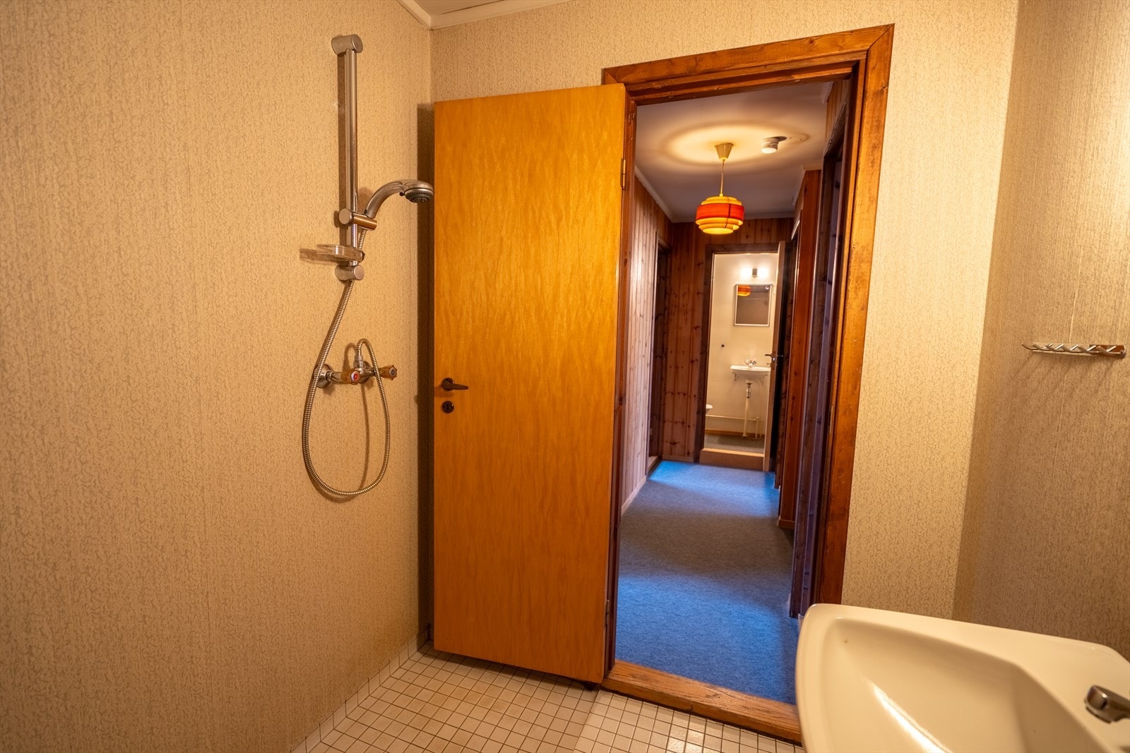 Badet har et funksjonelt oppsett og gir et godt utgangspunkt for oppgradering. Galleribilde