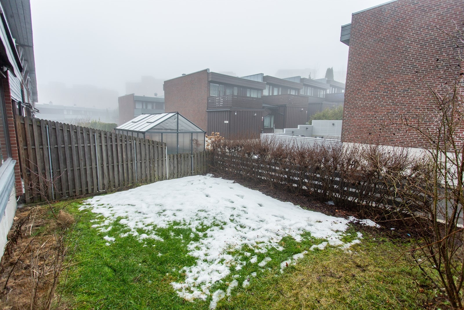 Hagen har god plass til hagemøbler, grill og sosiale sammenkomster på varme sommerdager. Galleribilde