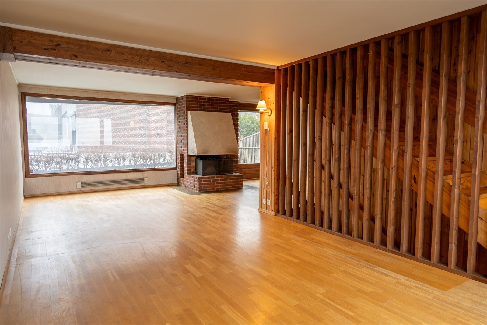 Stuen fremstår romslig med store vindusflater og har gode møbleringsmuligheter med plass til både sofagruppe og spisebord. Galleribilde