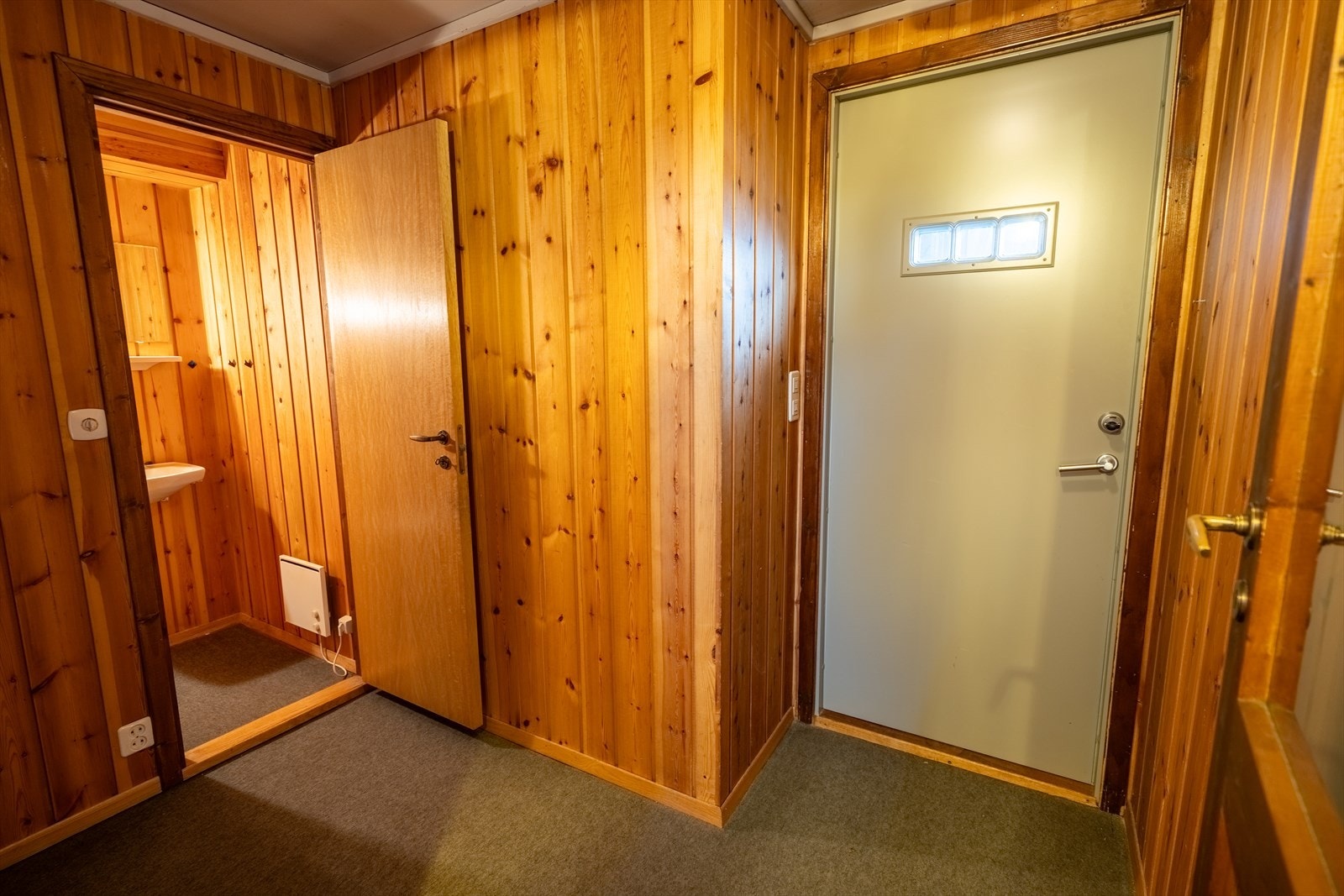 Entréen har plass til oppbevaring av yttertøy og sko. Her finnes også et praktisk toalettrom. Galleribilde