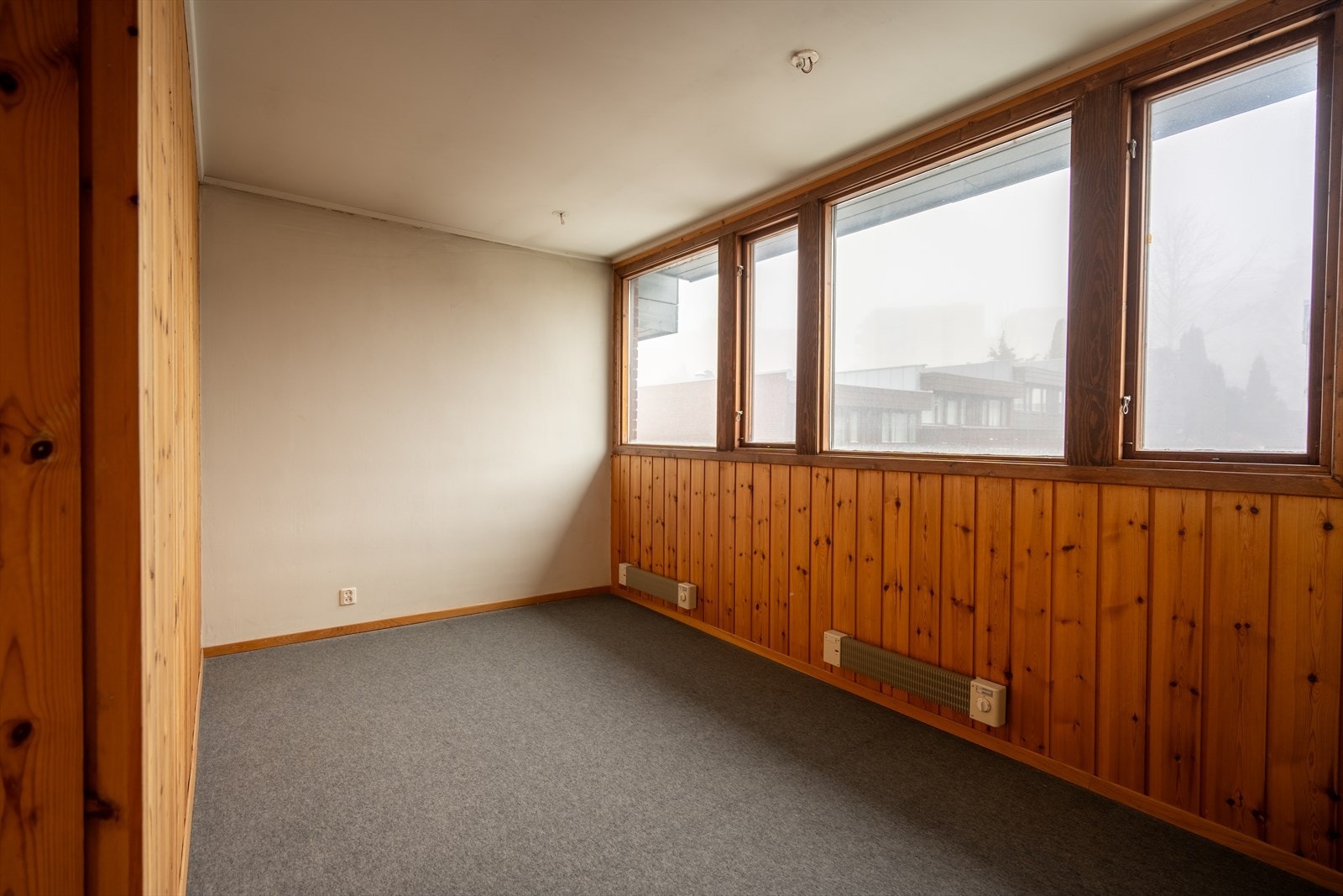 Vinduene sørger for naturlig lysinnslipp og bidrar til en lys og luftig romfølelse. Galleribilde