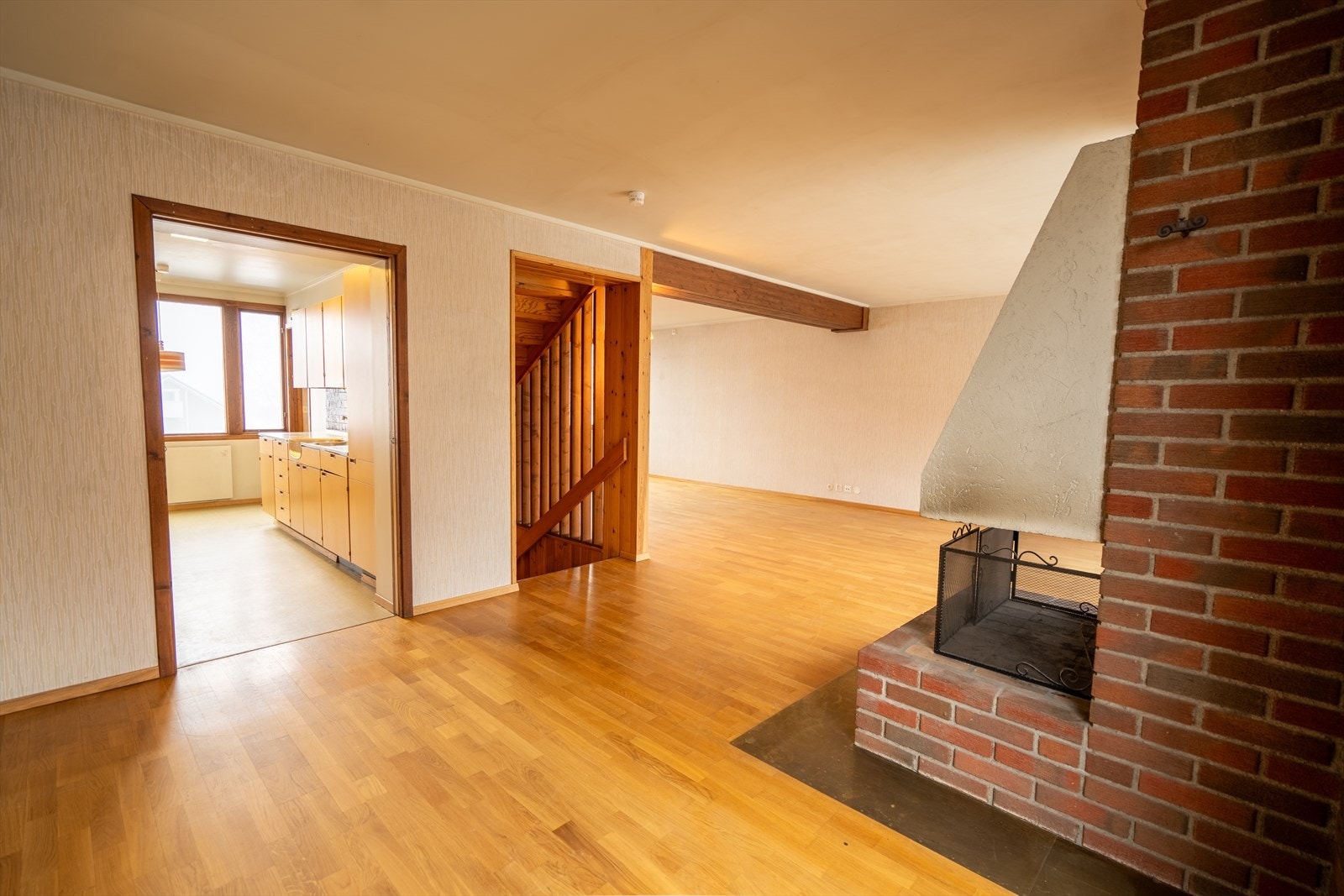 Planløsningen gir flere soner for både avslapning og sosialt samvær, og gir et godt utgangspunkt for modernisering og tilpasning etter egne ønsker. Galleribilde