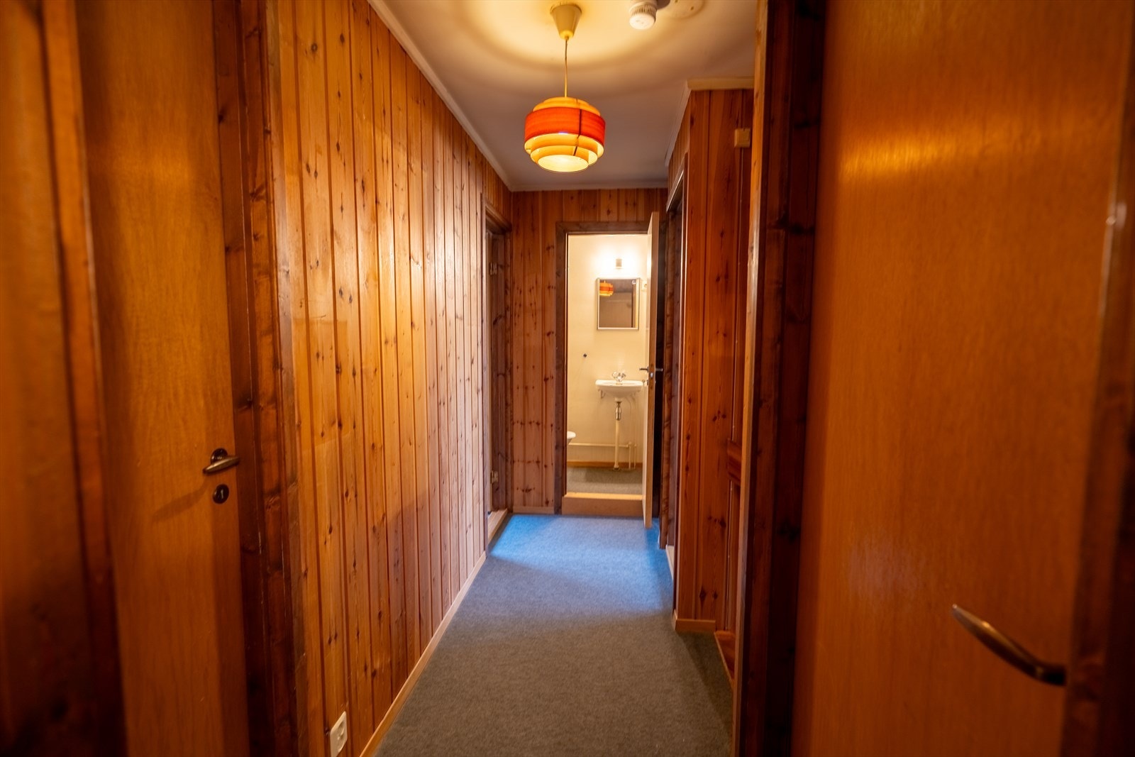 Fra mellomgangen er det adkomst til alle rommene i etasjen, noe som gir en praktisk og oversiktlig planløsning. Galleribilde