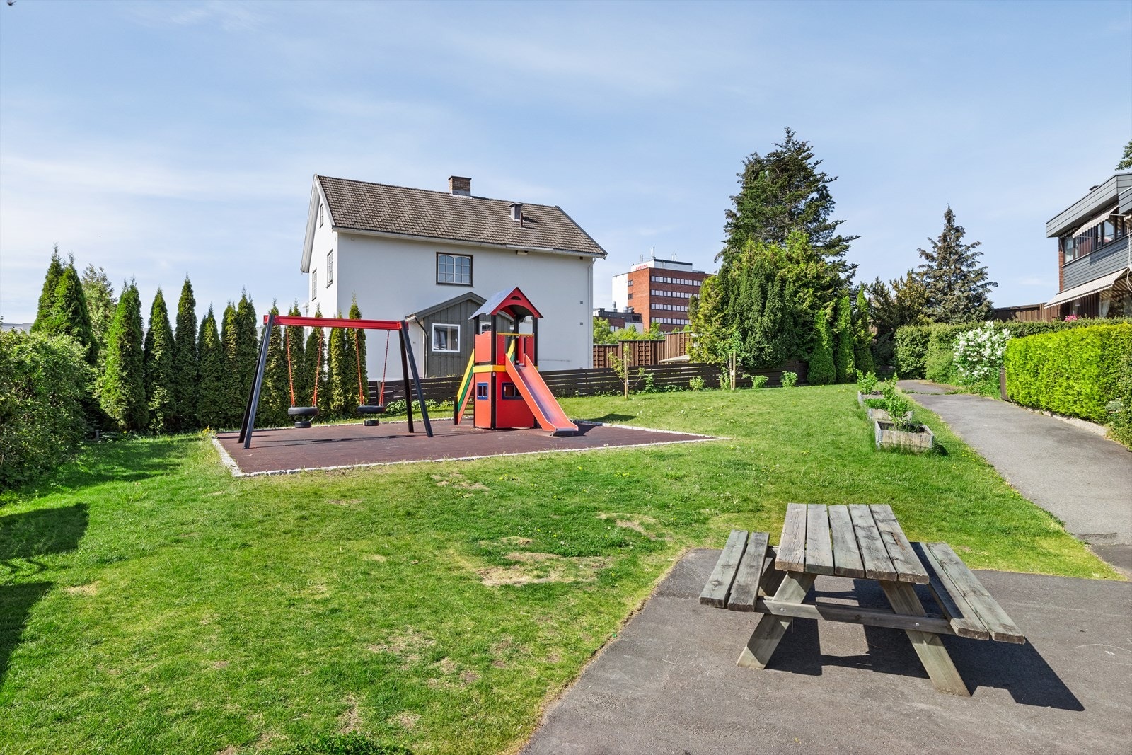 Refstad er kjent som et meget barnevennlig med lekeplasser og grøntarealer. Her er det trygt å bo! Bilde er tatt i forbindelse med tidligere salg. Galleribilde