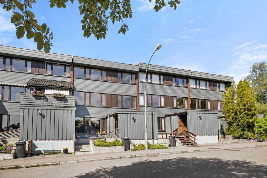 Drømmer dere om en kjedet bolig med masse plass og egen uteplass? Her får dere muligheten til å skape et hjem med stort potensial og gode planløsninger over flere plan! Bildet er tatt i forbindelse med tidligere salg. Galleribilde