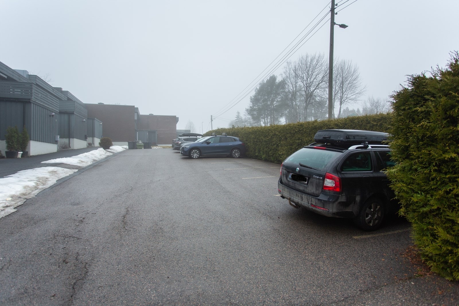 Gjesteparkering på området som besøkende kan bruke med gyldig parkeringsbevis ordnet av styret. Galleribilde