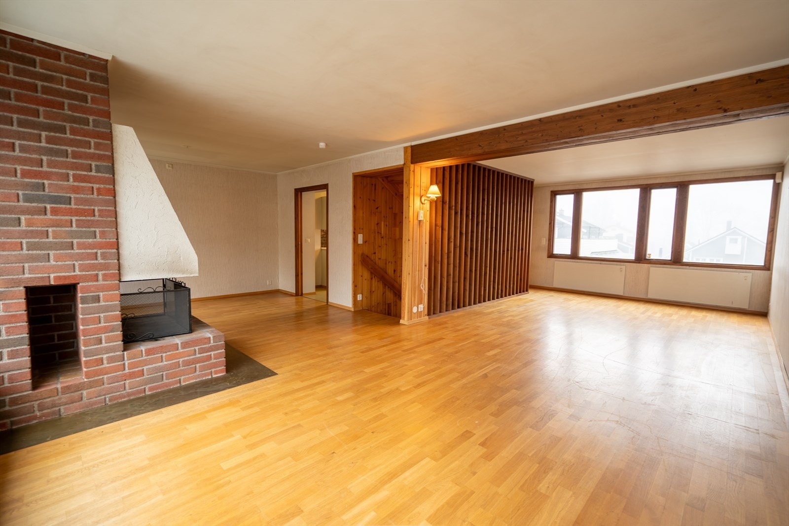 Fra stuen er det trappeadkomst videre til boligens mer private etasje. Galleribilde