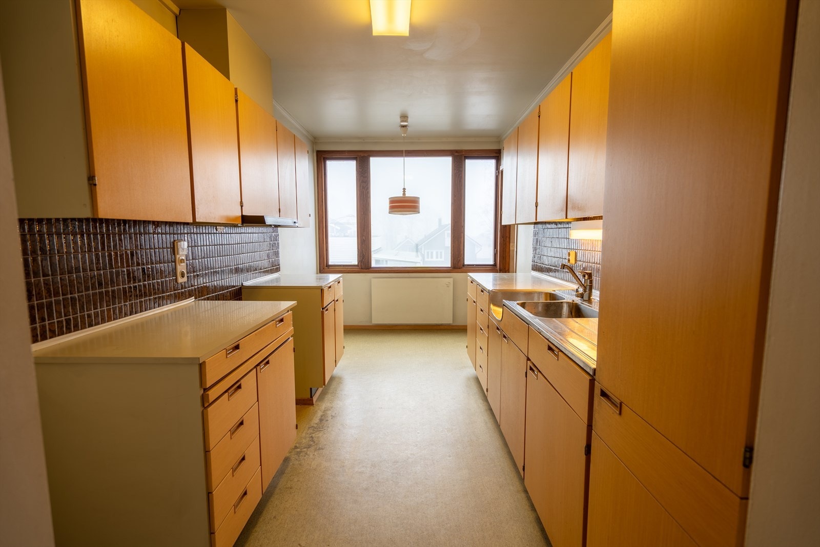 Kjøkkenet ligger separat fra stuen og har en funksjonell utforming med gode arbeidsflater og plass til oppbevaring. Galleribilde