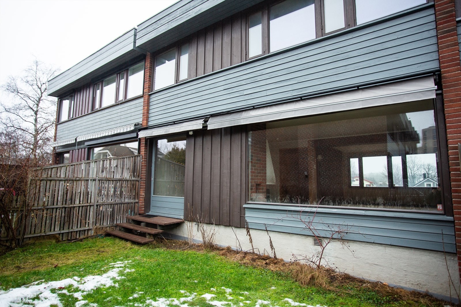 For den som ønsker å oppgradere uteområdet, ligger alt til rette for å skape en skjermet og trivelig hage etter egne ønsker. Galleribilde