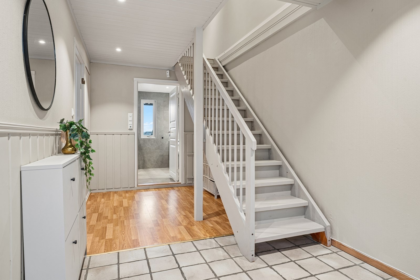 Fra gangen er det adkomst til det oppgraderte baderommet og trapp opp til andre etasje. Galleribilde