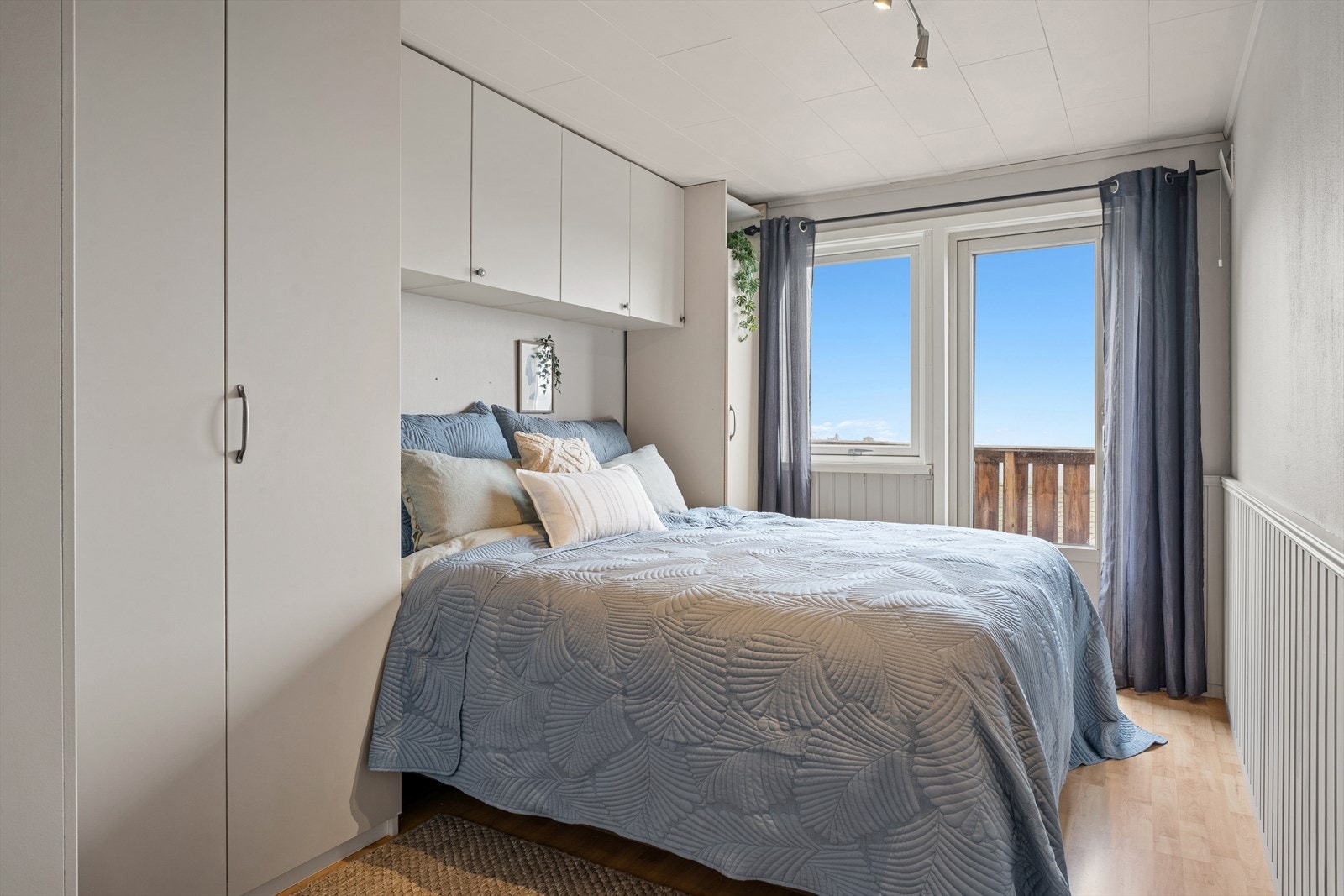 Hovedsoverommet har plassbygd garderobeløsning og utgang til egen veranda på ca. 10 m². Galleribilde