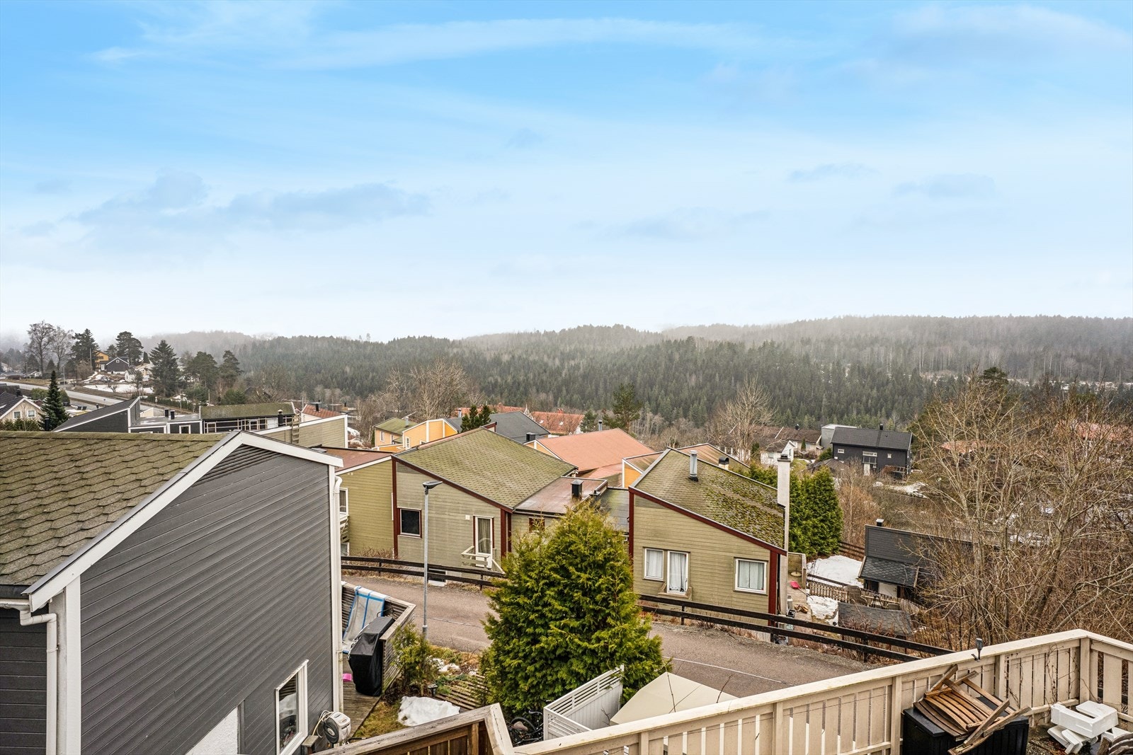 Fra verandaen er det utsikt over nærområdet. Området er bilfritt på internveiene og meget barnevennlig. Galleribilde