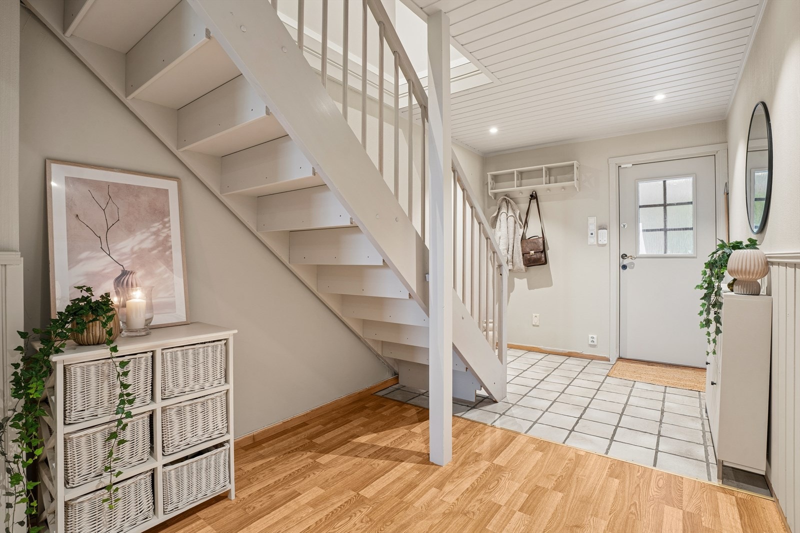 Entréen har flislagt gulv med elektrisk gulvvarme. Sikringsskapet med automatsikringer ble oppgradert i 2015. Galleribilde