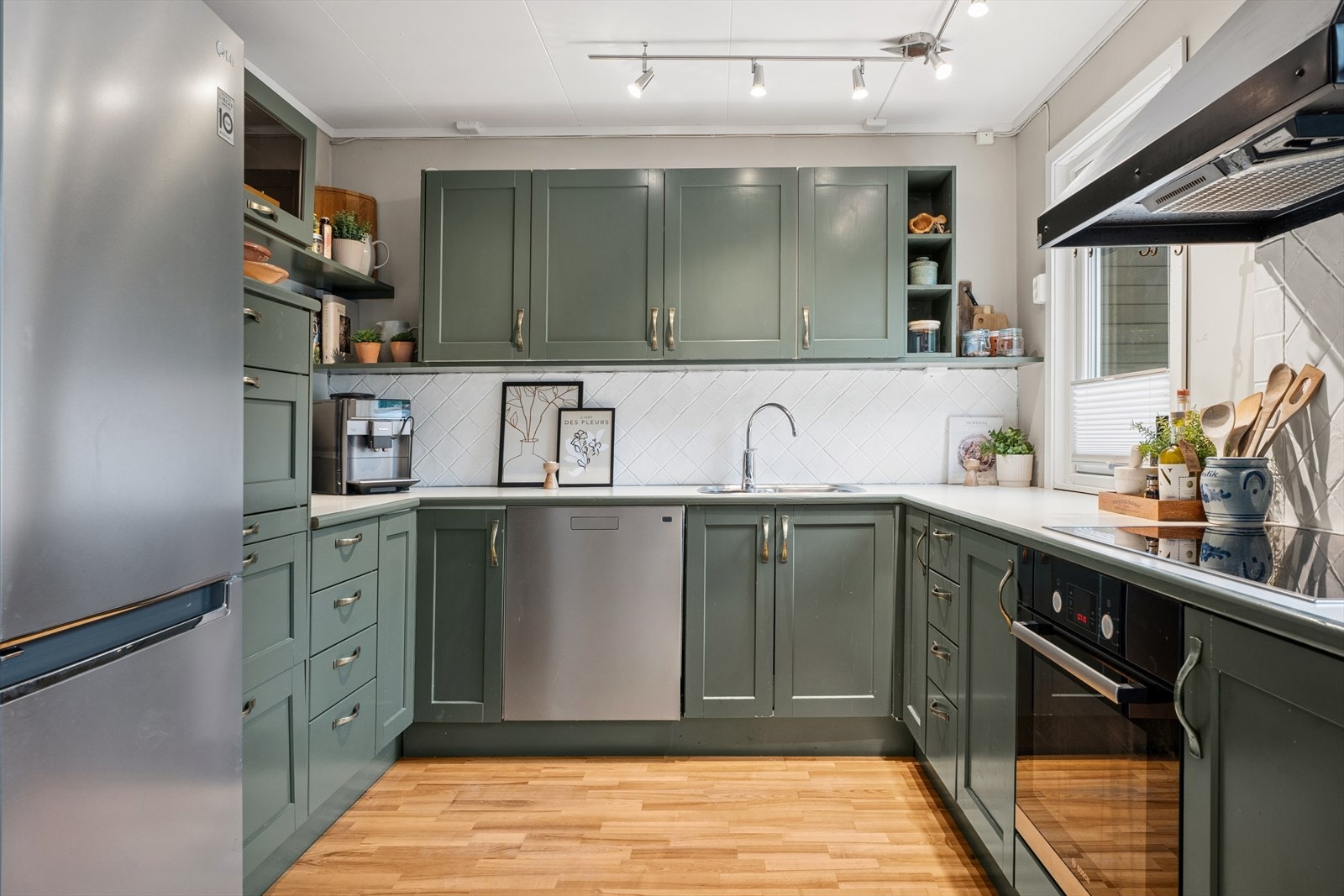 Kjøkkenet er utstyrt med hvitevarer som platetopp og stekeovn, samt frittstående kombiskap kjøl/frys og oppvaskmaskin. Galleribilde