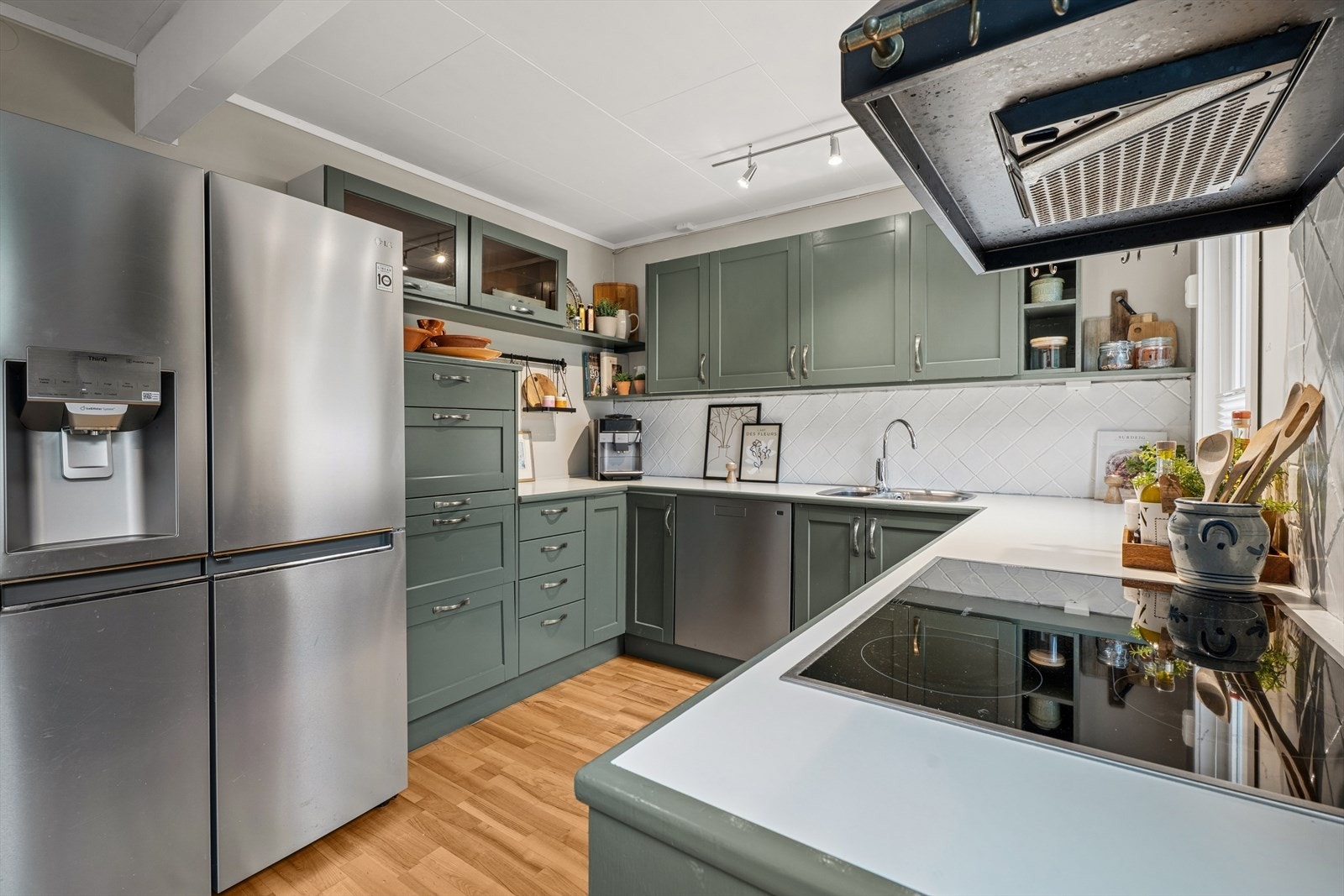 Praktisk Norema-kjøkken med profilerte fronter og godt med skap- og benkeplass. Galleribilde