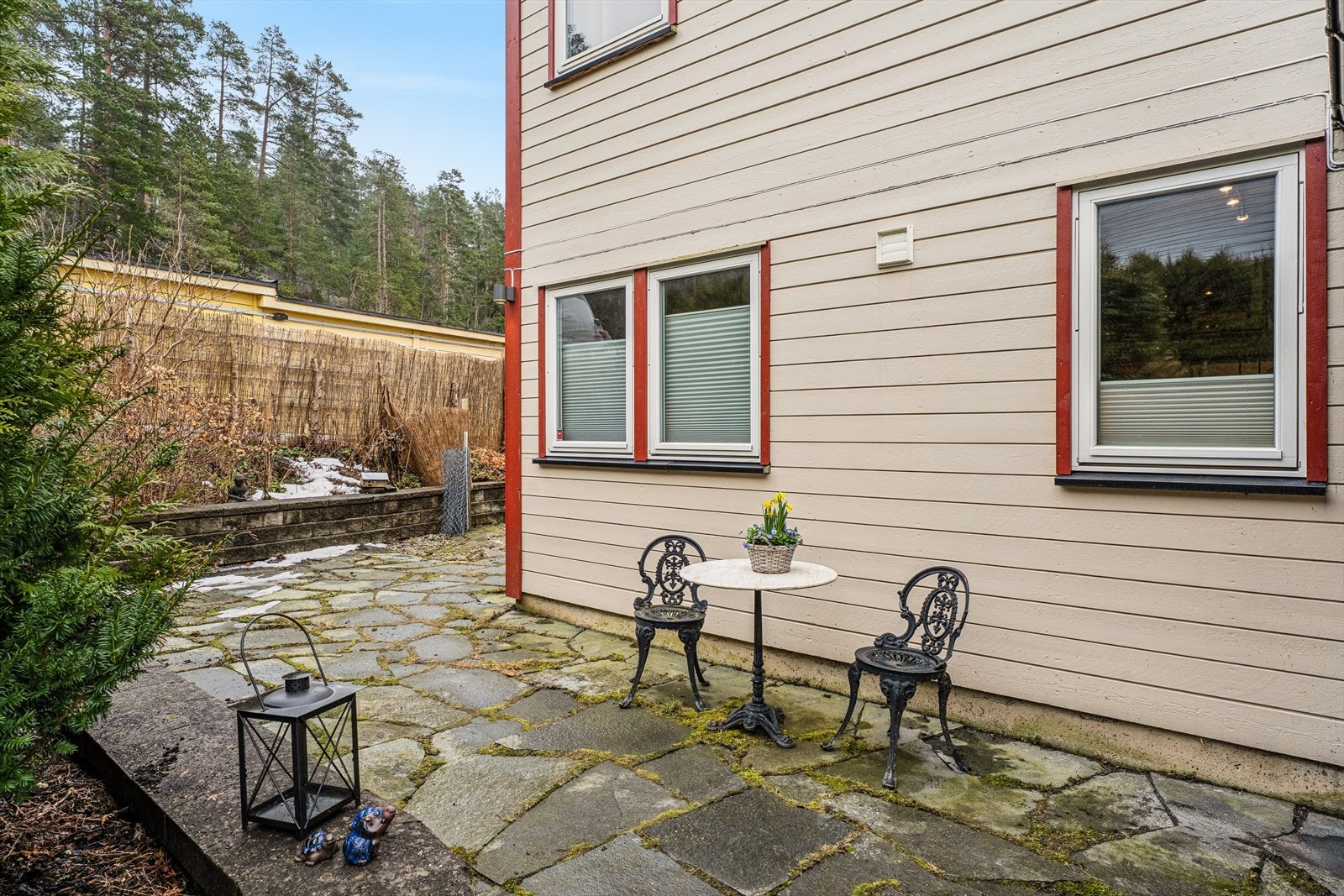 En lun og skjermet uteplass på fremsiden av huset. Galleribilde