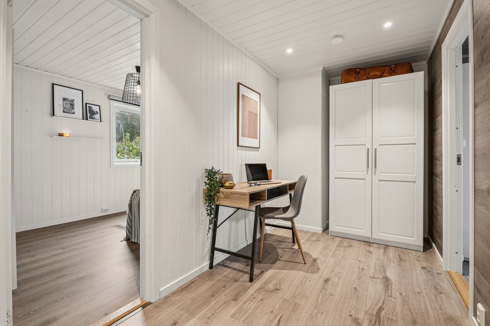 Det er plass til en liten kontorløsning eller oppbevaring i gangen. Galleribilde