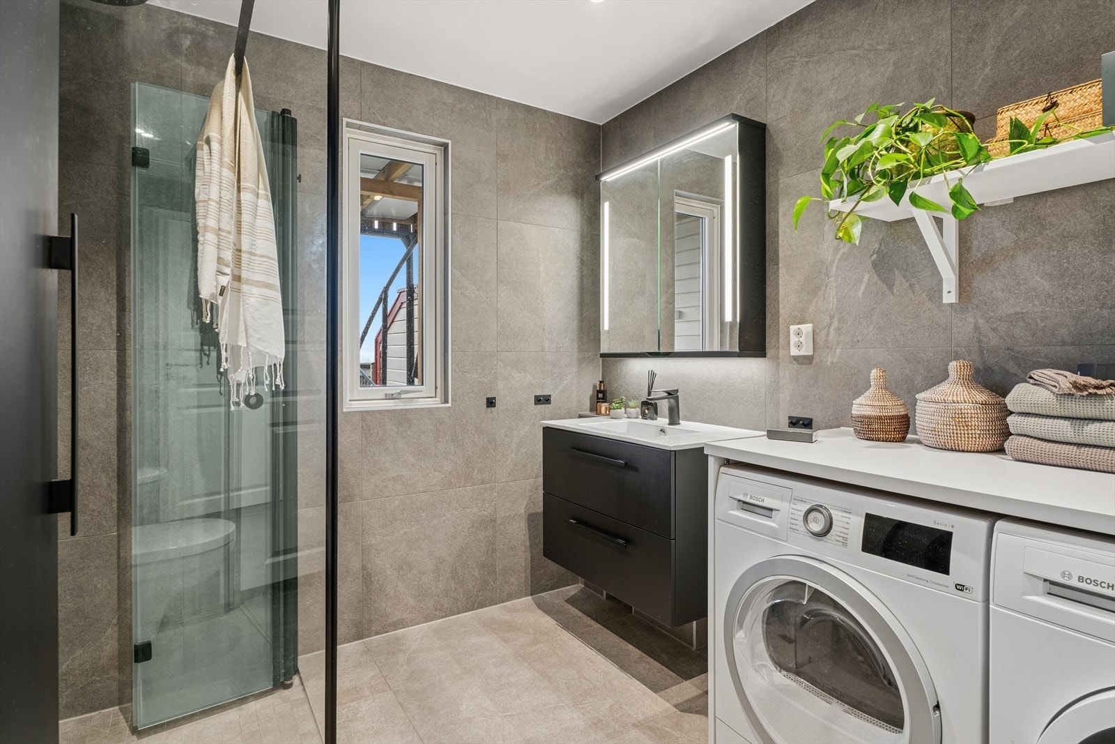 Baderommet i første etasje ble totalrenovert i 2022 av fagfolk, med nye fliser, gulvvarme og moderne innredning. Galleribilde