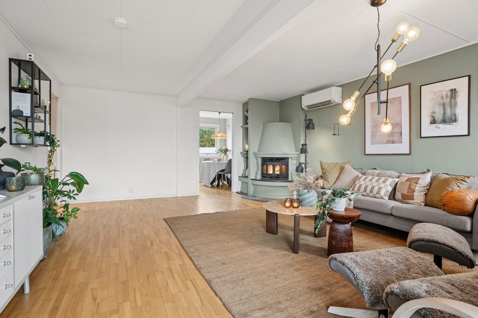 Stuen i første etasje, egner seg godt som boligens samlingspunkt med god plass til både salong og spisestuemøblement. Galleribilde