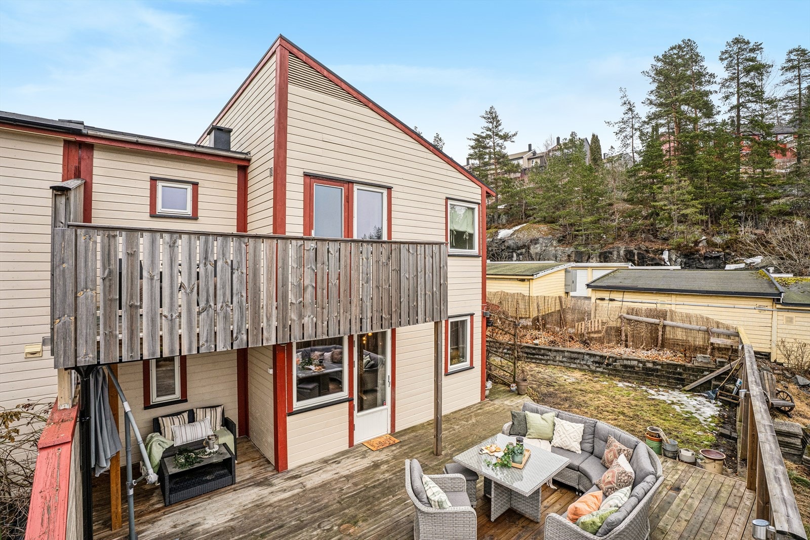 Boligen ligger fint til i et landlig og sentralt boligområde på Stenfeltskogen / Langhus. Galleribilde