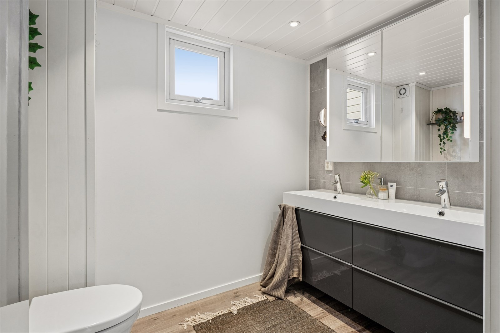 Praktisk toalettrom i andre etasje, i tillegg til hovedbadet nede. Galleribilde