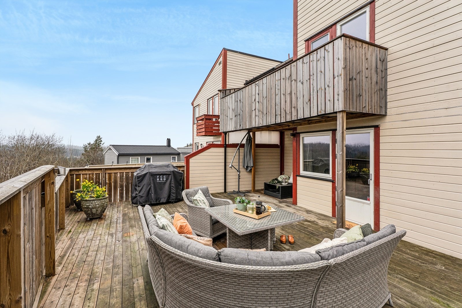 Fra stuen kommer du ut på den store markterrassen på ca. 46 m², hvor du kan nyte godværsdagene. Galleribilde