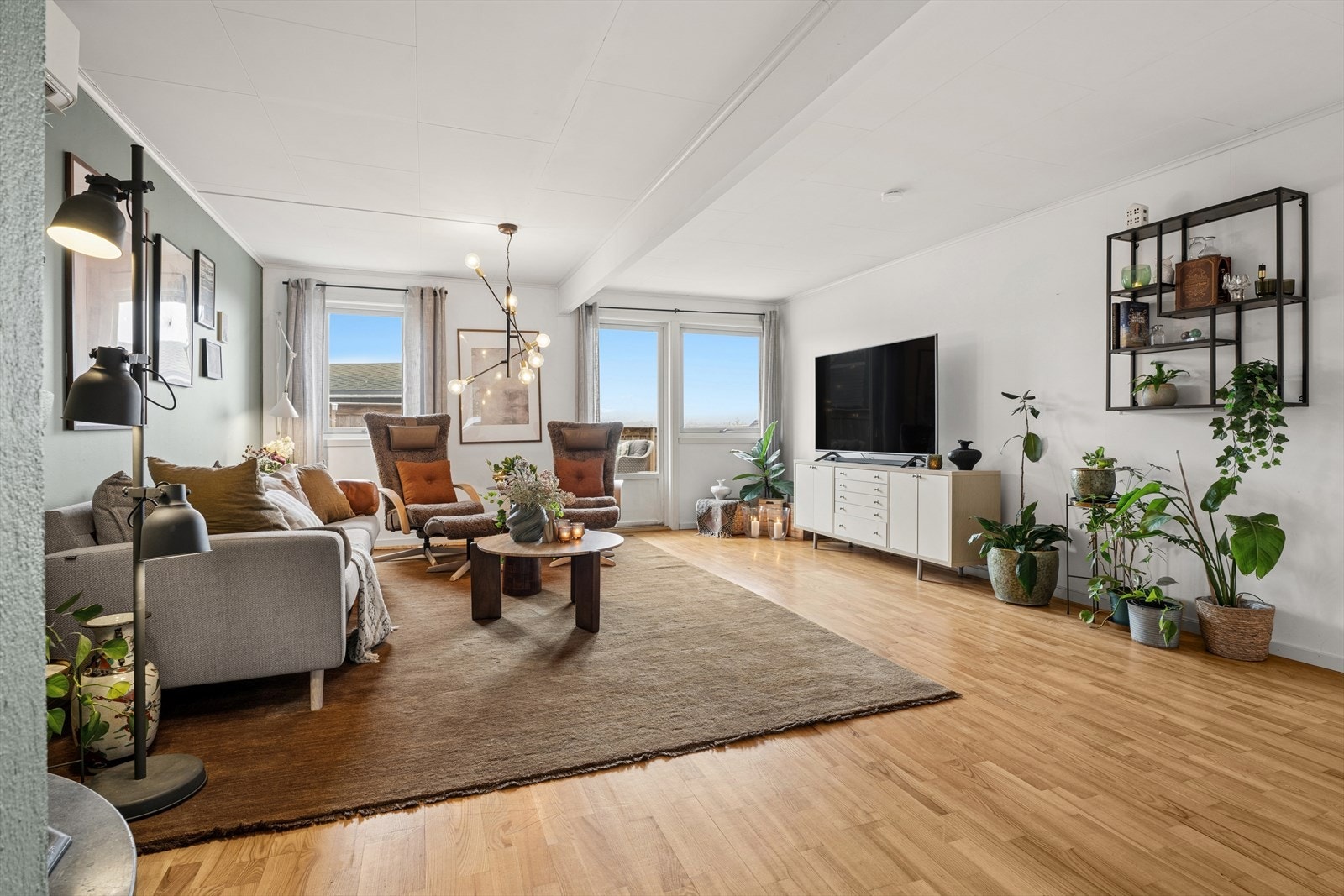 Flott halvpart tomannsbolig i et barnevennlig boligområde på Langhus med solrike uteplasser, herlig utsikt og garasje. Nytt baderom i 2022. Galleribilde