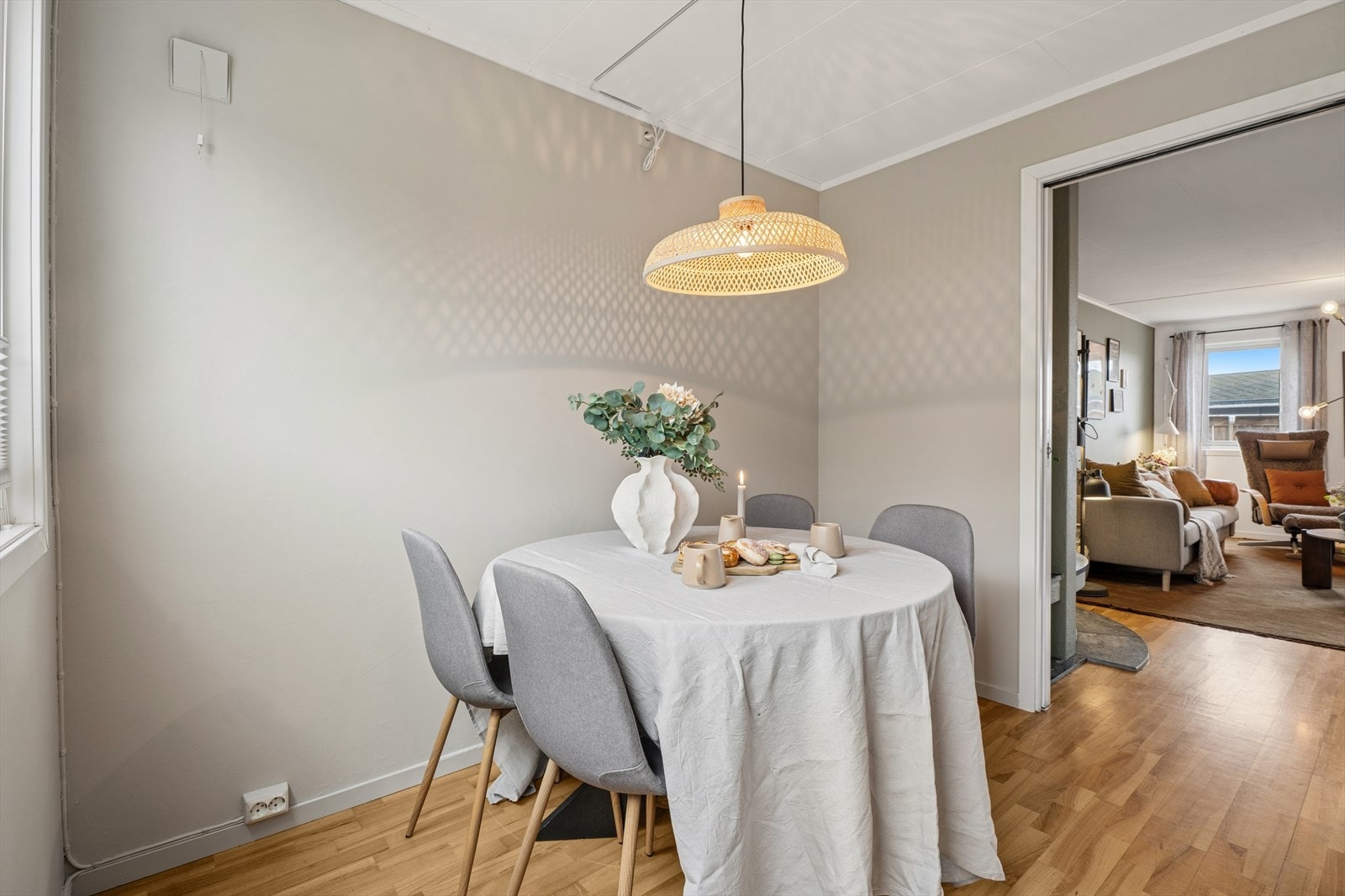 På kjøkkenet er det rom for egen spiseplass ved kjøkkenvinduet. Galleribilde