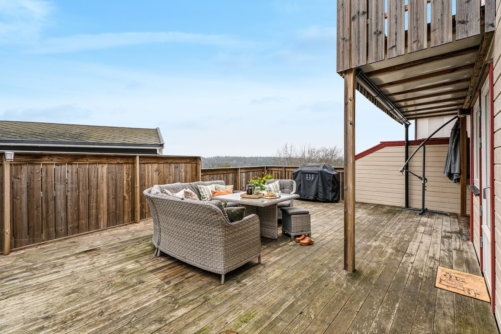 Den store terrassen gir rikelig med plass for utemøbler og grill. Galleribilde