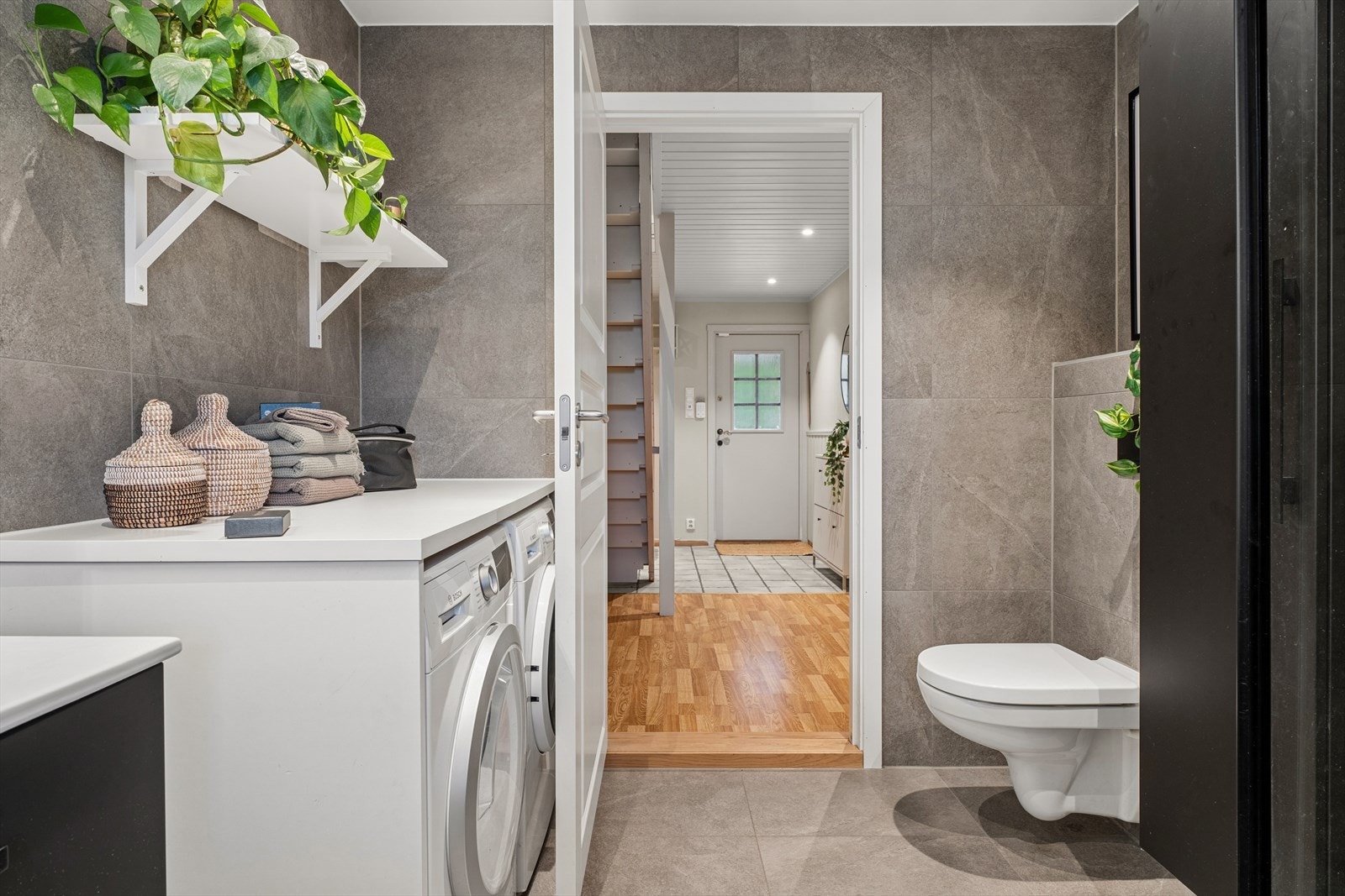 Her er det også en praktisk vaskeromsdel med opplegg for vaskemaskin og tørketrommel. Galleribilde