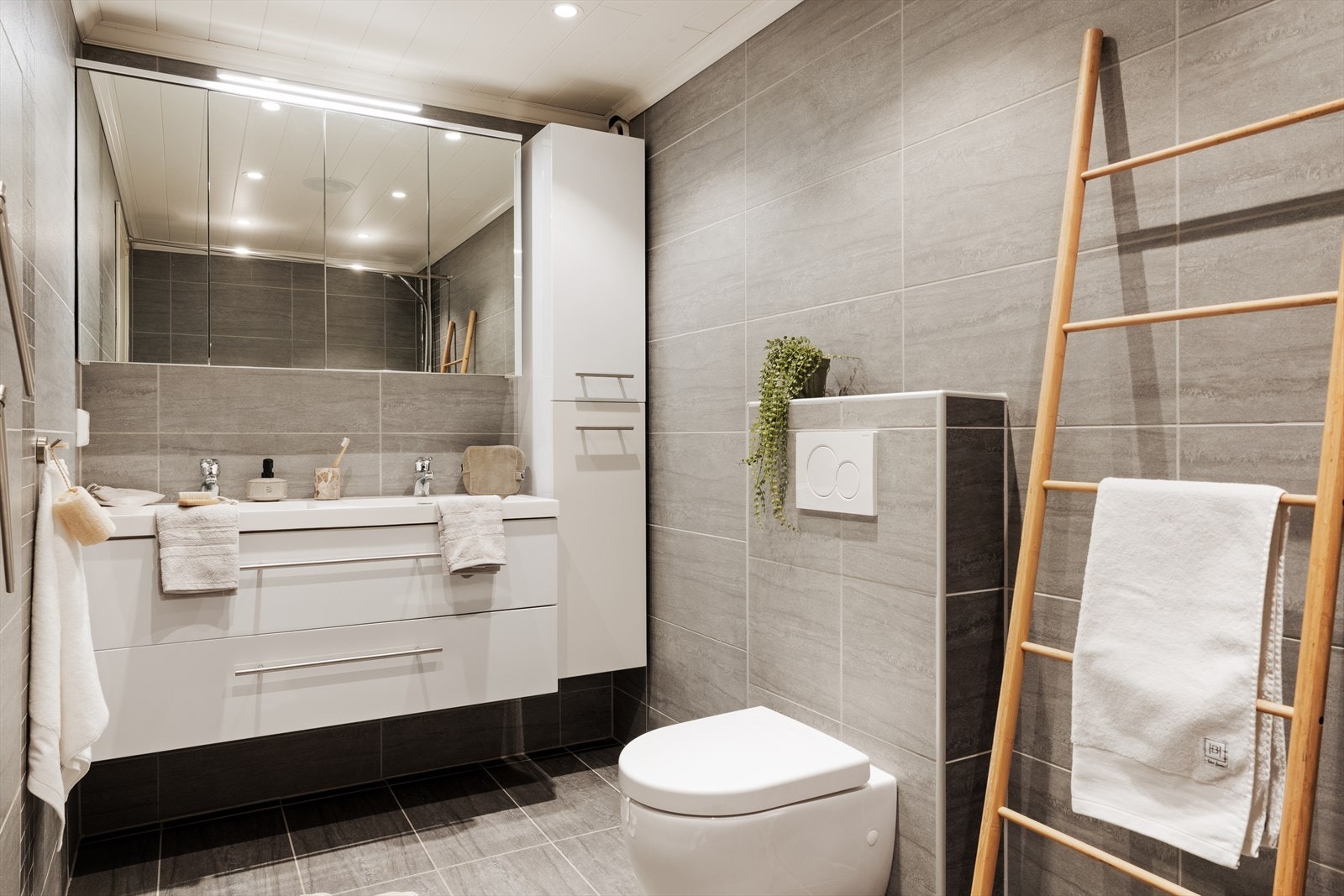 Badet er helfliset og moderne med varmekabler i gulvet, og ble renovert i 2015. Det er også integrerte høyttaler i taket, som gir en ekstra komfortabel og luksuriøs atmosfære. Galleribilde