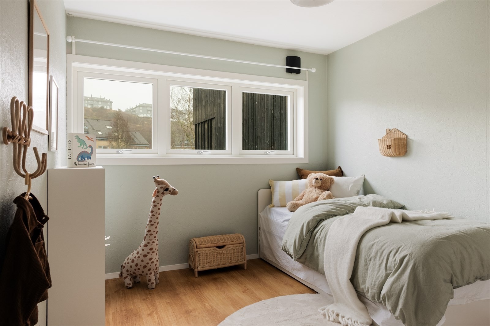 Soverom nr.2 har rikelig plass til både seng, skrivepult og andre småmøbler som nattbord, vegghengte hyller mm. Galleribilde