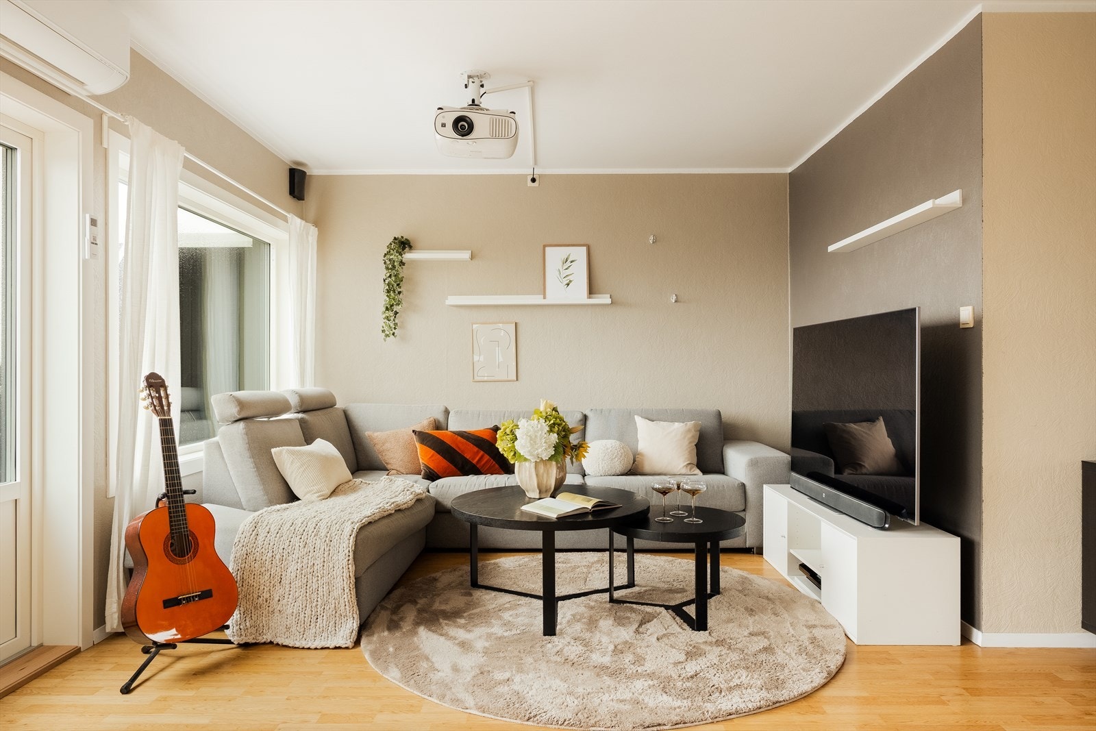 Stuen er boligens naturlige samlingspunkt og fremstår romslig, lys og svært innbydende. Galleribilde