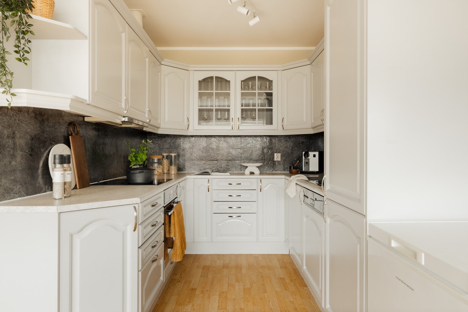 Kjøkkenet fremstår romslig og tidløst med gode arbeidsflater og rikelig med oppbevaring. Galleribilde