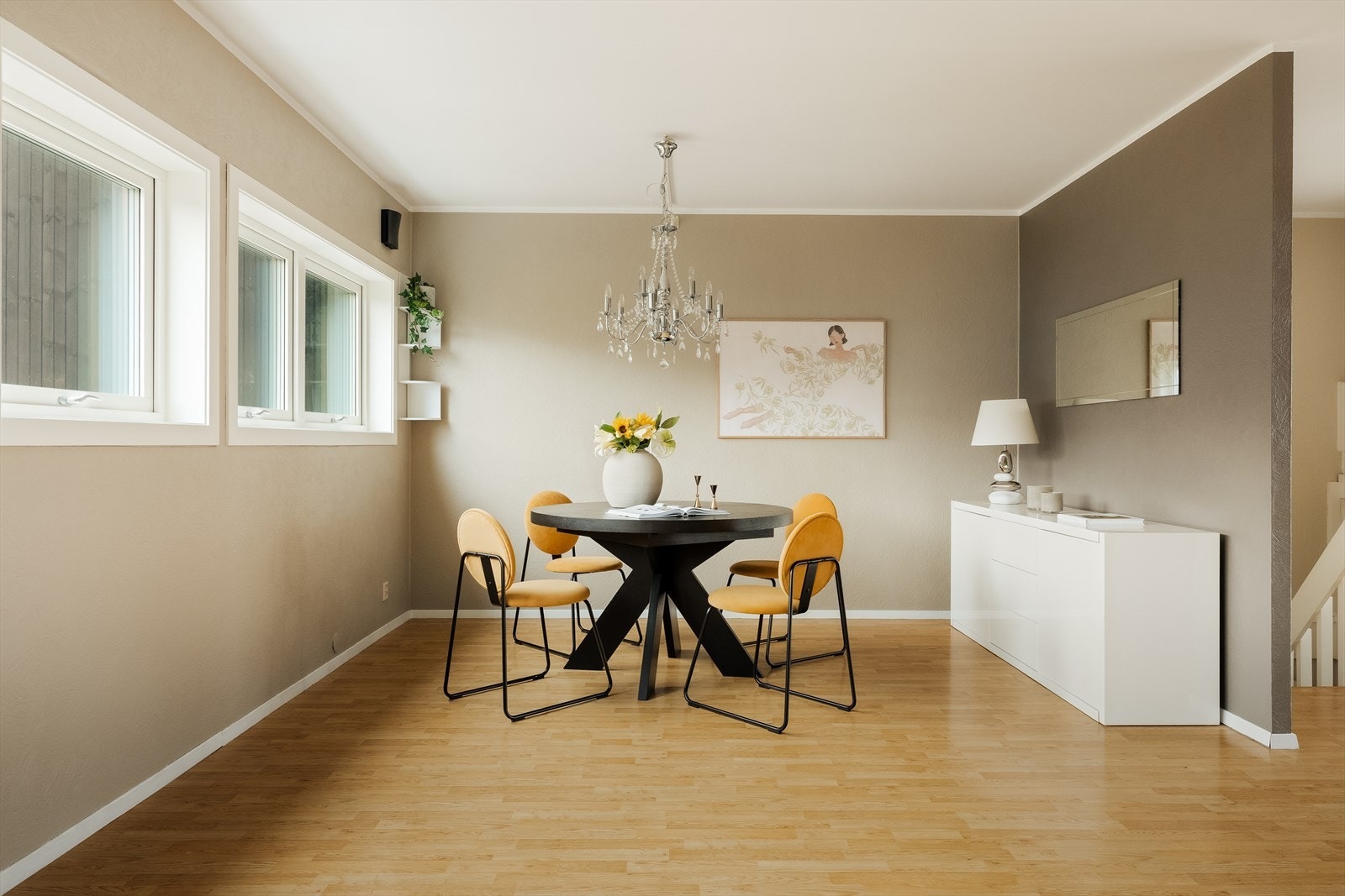 Du har god plass til en stor spiseplass for middager med familie og venner. Galleribilde