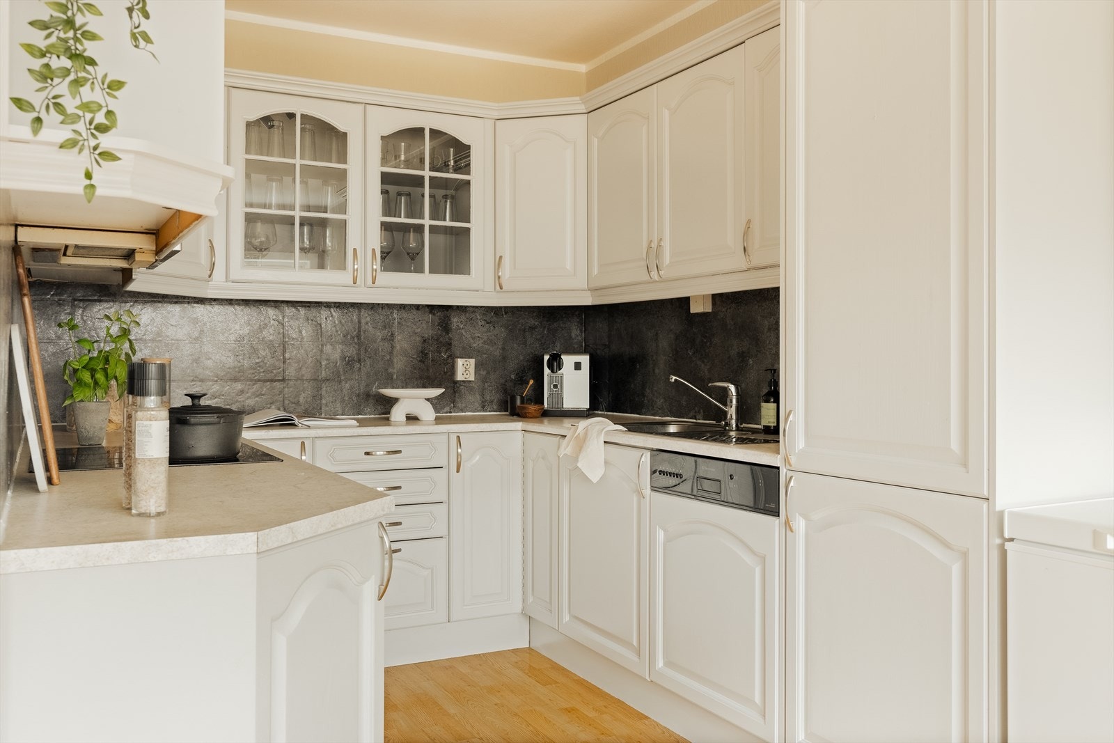 Innredningen har profilerte fronter og laminat benkeplate, og kjøkkenet er utstyrt med kjøl/fryseskap, oppvaskmaskin, platetopp og stekeovn. Galleribilde