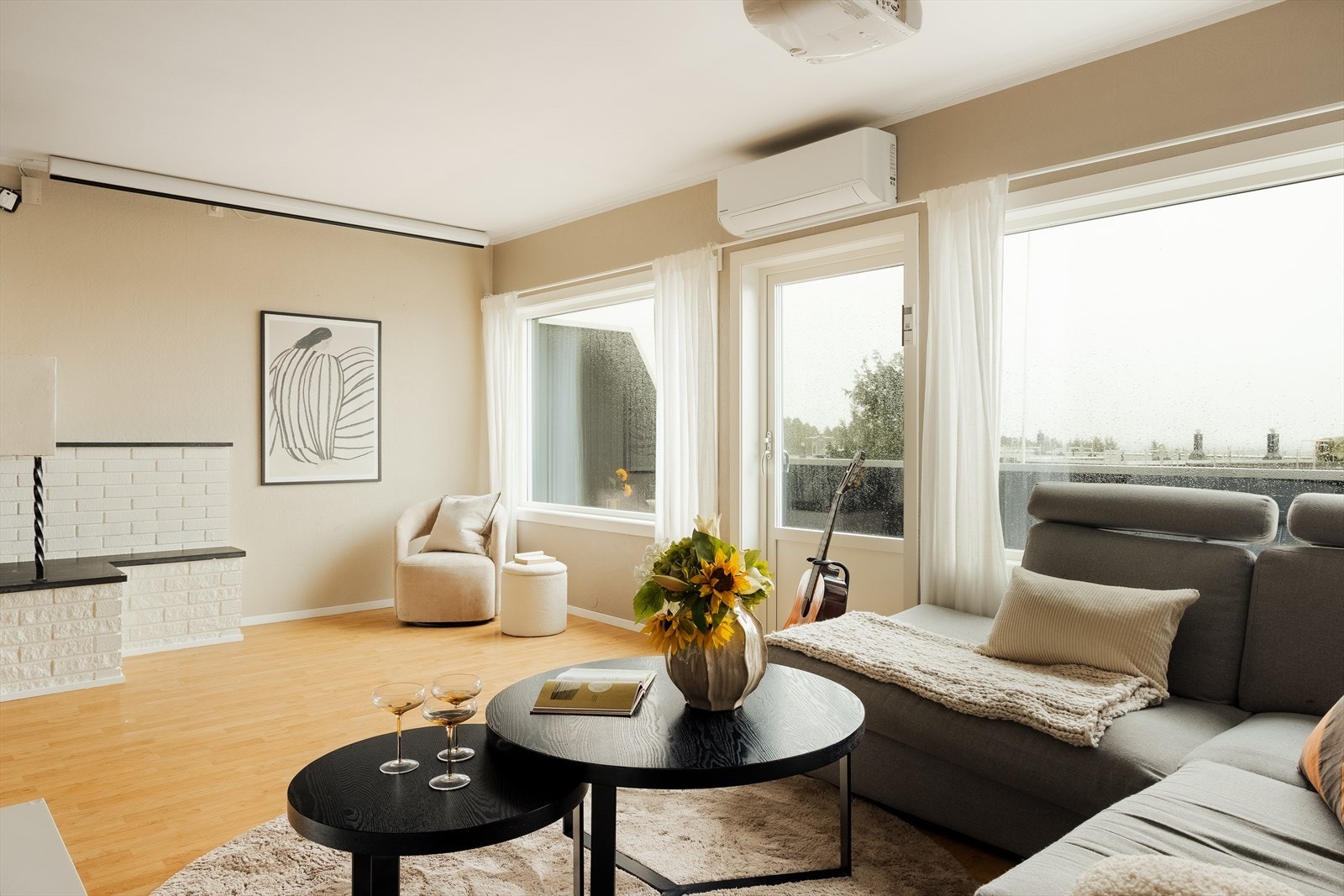 Dette er et innholdsrikt og familievennlig rekkehus over to plan, med en svært god planløsning og romslige oppholdsrom som gir gode rammer for både hverdag og hyggelige samlinger. Galleribilde